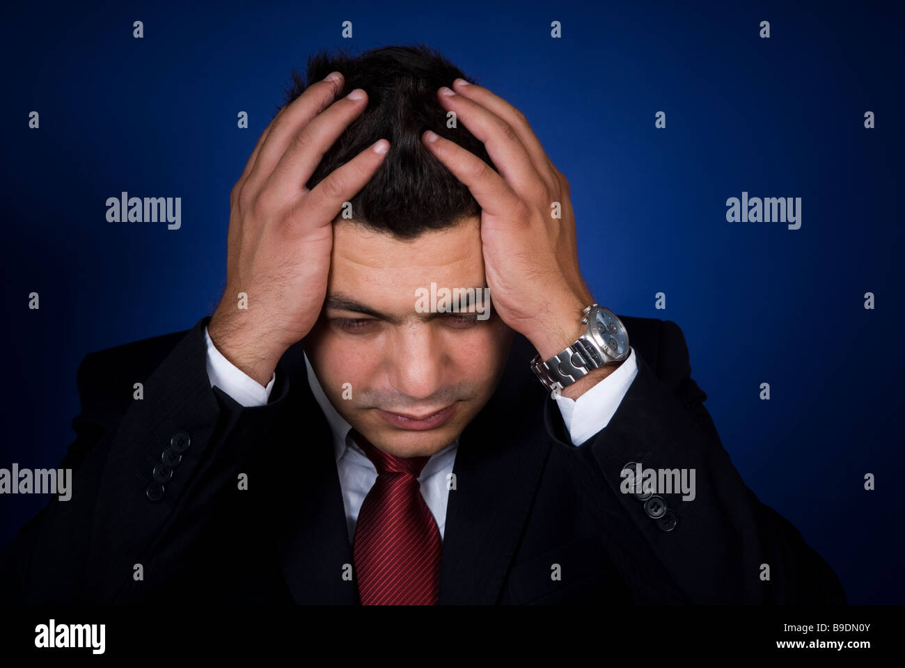 Verwüstete Business Mann Kopf in Händen Stockfoto