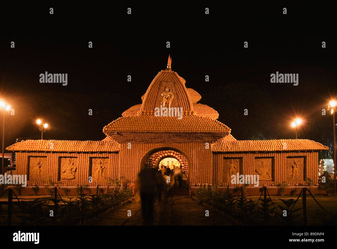 Gruppe von Menschen in einem Tempel, Kolkata, Westbengalen, Indien Stockfoto