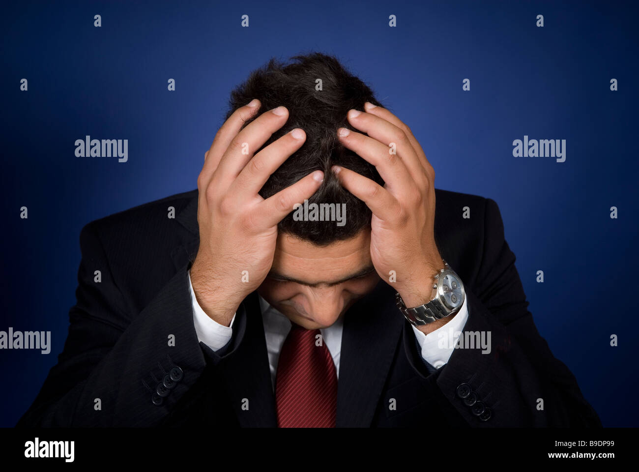 Verwüstete Business Mann Kopf in Händen Stockfoto
