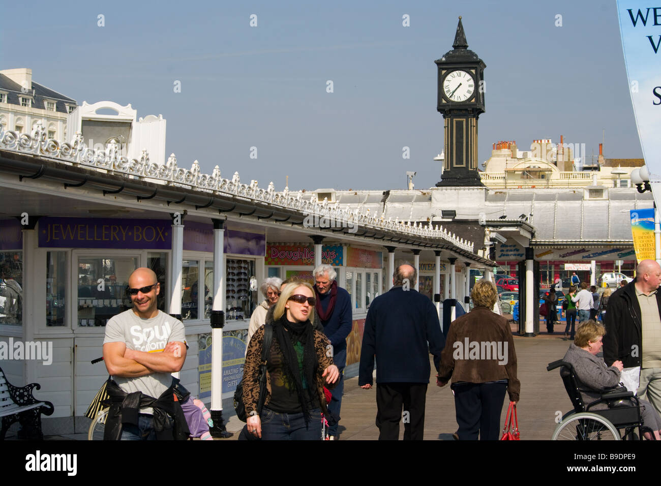 Blick entlang Palace Pier Brighton East Sussex England an einem Frühlingstag mit Menschen Touristen Stockfoto