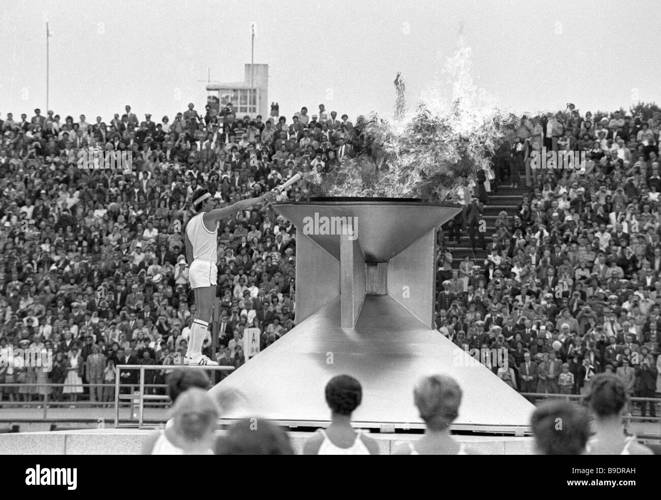 Vaiko Vooremaa DN Klasse junior Yachting Weltmeister Beleuchtung das Olympische Feuer bei der 22. Olympischen Regatta-Eröffnungsgala Stockfoto