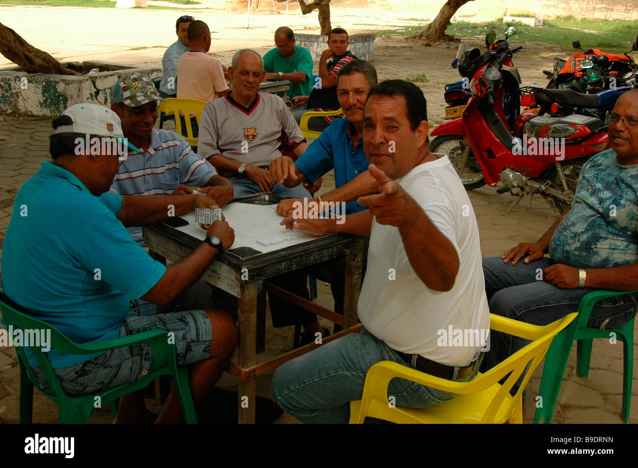 Domino Spiel Tabelle Spiel Freundschaft Blickkontakt Gruppe Männer Freunde entspannen gemeinsam Santa Marta-Kolumbien sitzen Hispanic Stockfoto