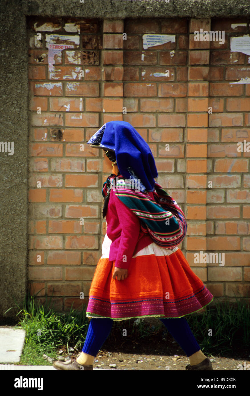 eine peruanische einheimische Frau zu Fuß auf den Straßen, peru Stockfoto