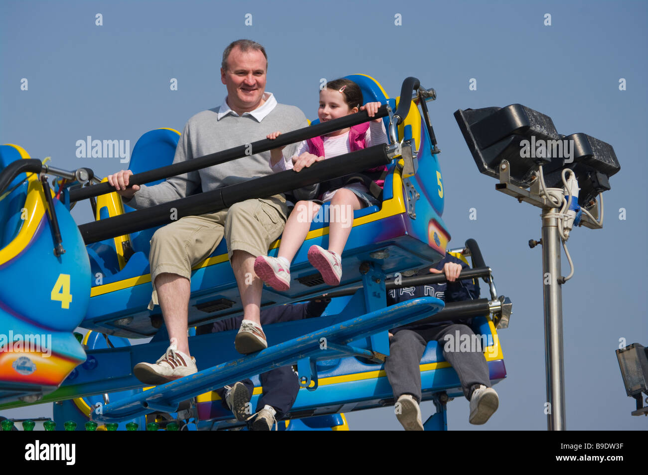 Vater und Tochter genießen einen Jahrmarkt Kirmes Jahrmarkt Ride Stockfoto