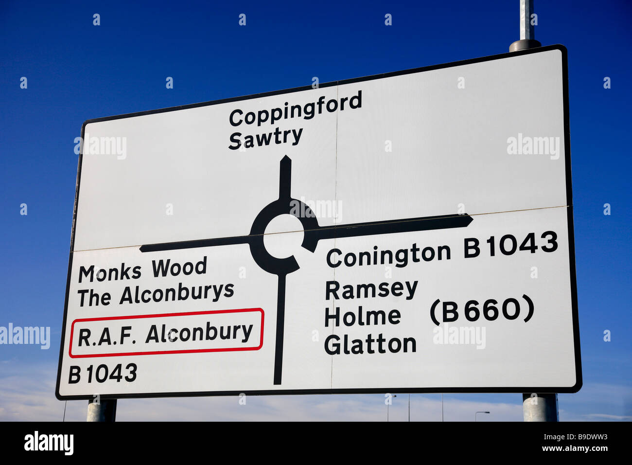 Weiß B nicht primäre Route Straßenschild mit Zahlen und Entfernung Straßeninformationen Cambridgeshire England UK Stockfoto