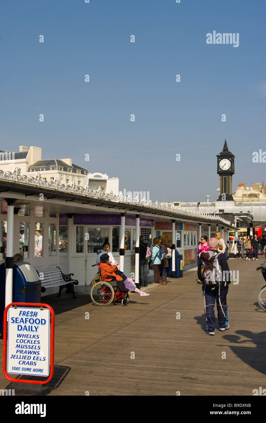 Blick entlang Palace Pier Brighton East Sussex England an einem Frühlingstag mit Menschen Touristen Stockfoto