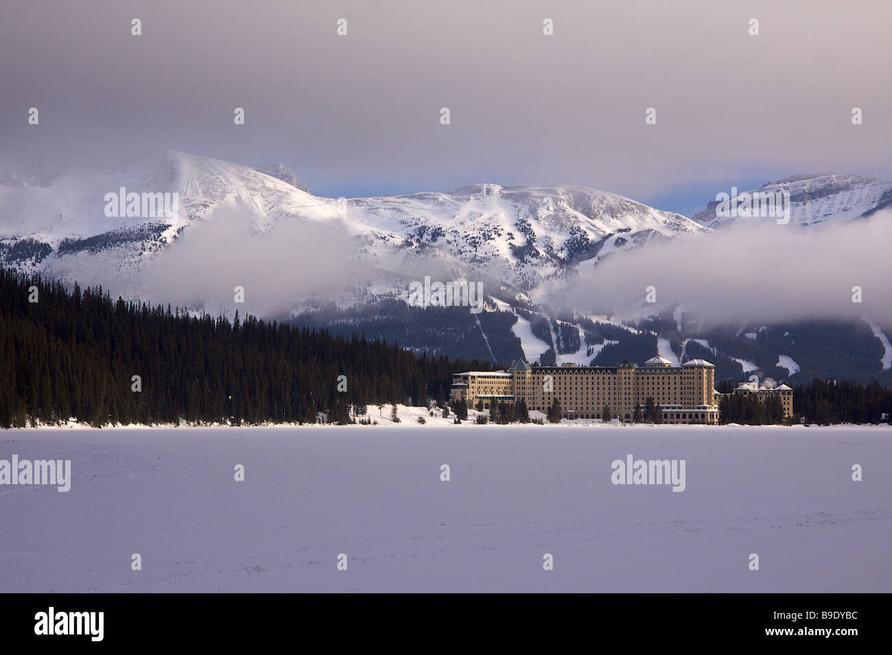 Lake Louise Ski Resort erhebt sich hinter dem Chateau Lake Louise Hotel in der Nähe von Banff, Kanada Stockfoto