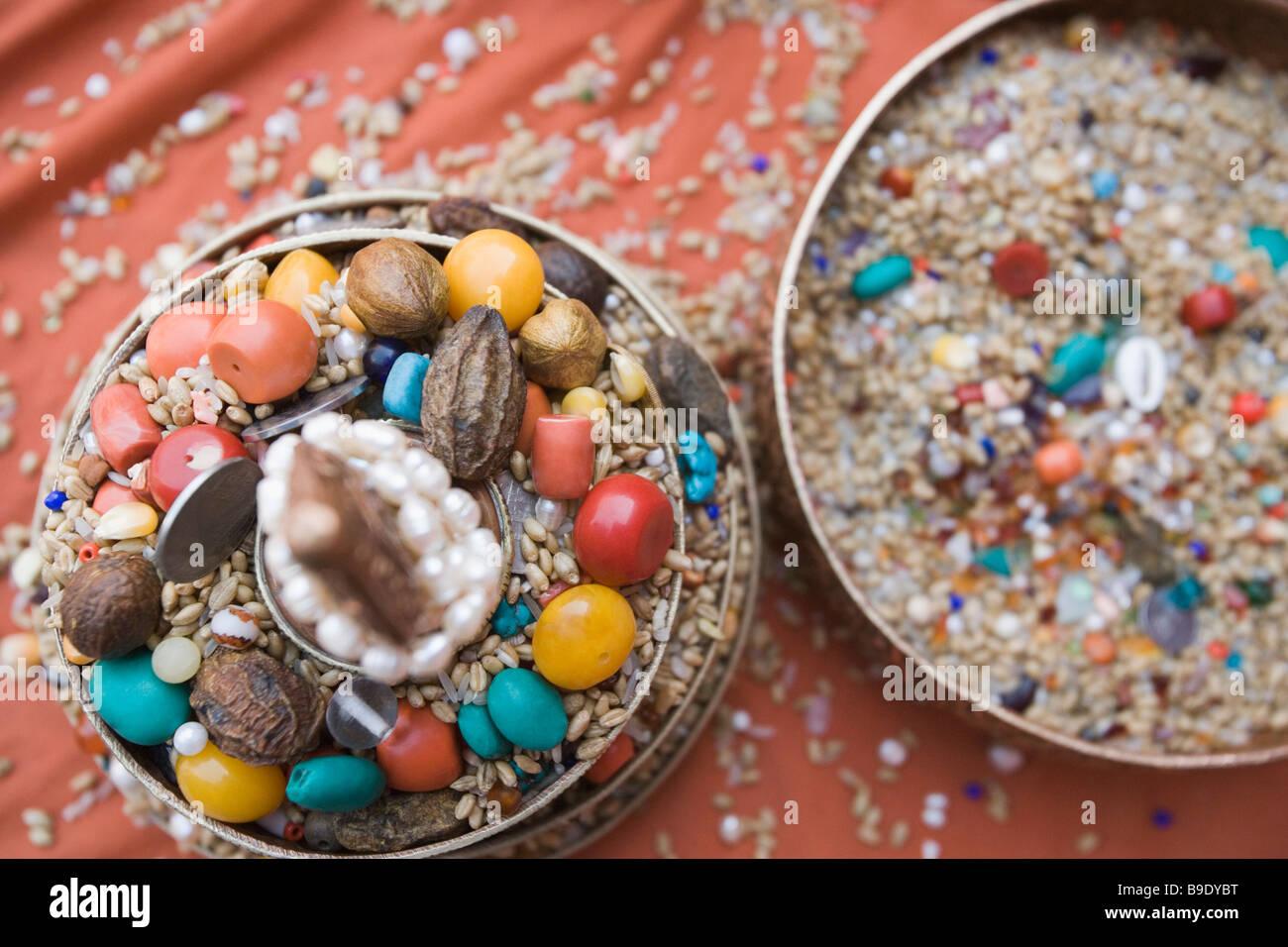 Religiöse Angebot in Containern, Gaya, Bihar, Indien Stockfoto