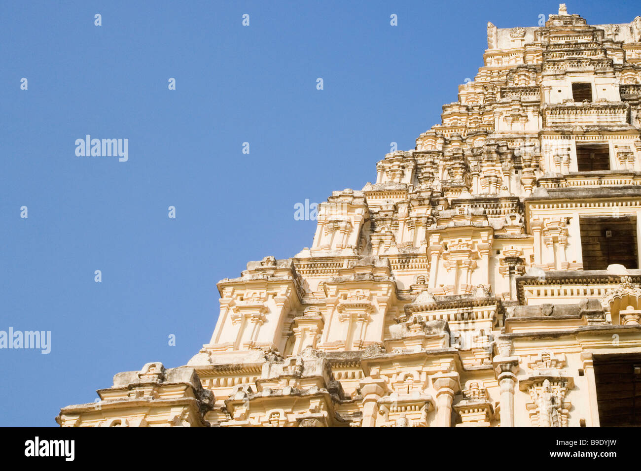 Niedrigen Winkel Blick auf eine Virupaksha Tempel, Hampi, Karnataka, Indien Stockfoto
