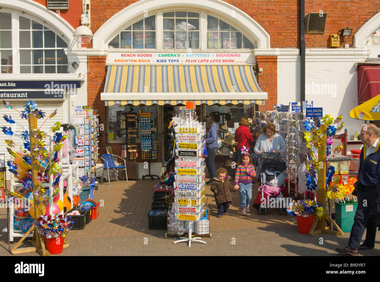 Strandpromenade am Meer Souvenir Shop Shops mit Kunden Brighton East Sussex England Stockfoto