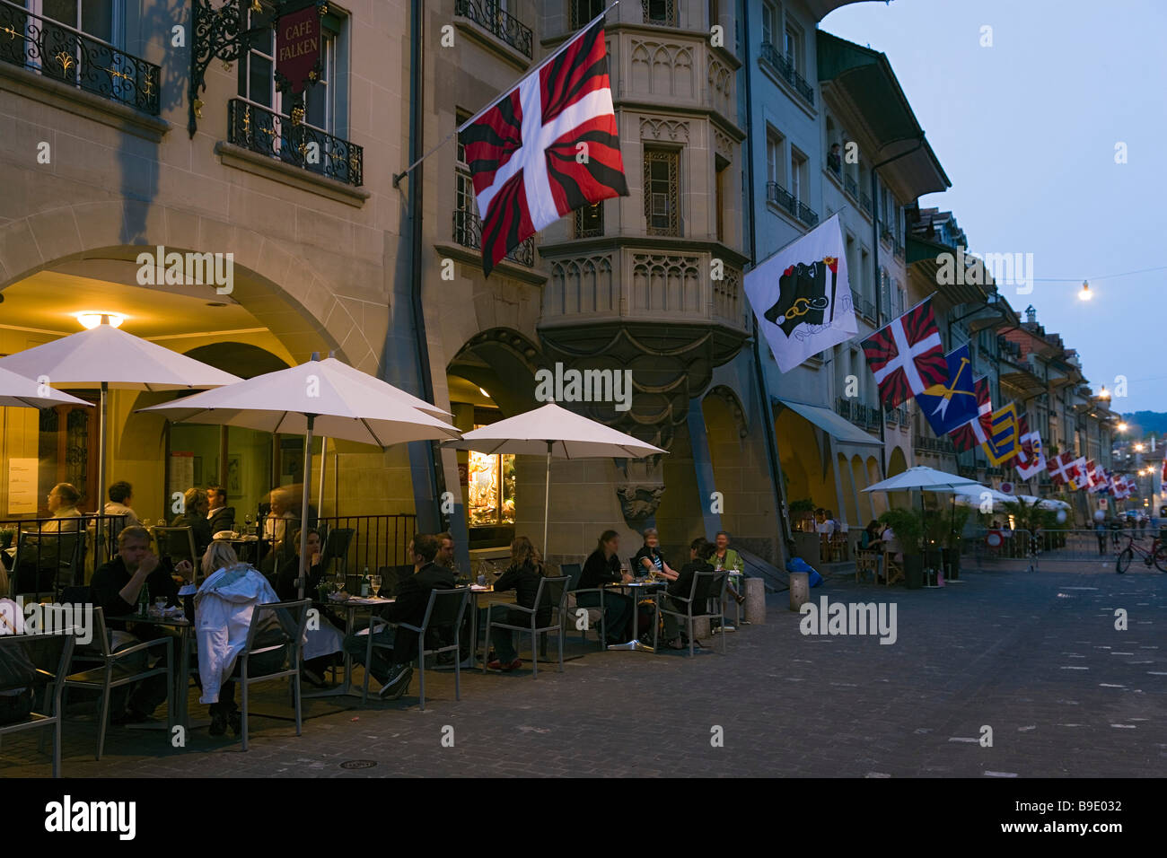 Gäste sitzen draußen mehrere Restaurants am Münstergasse am Abend alte Stadt Bern Kanton Bern Schweiz Stockfoto