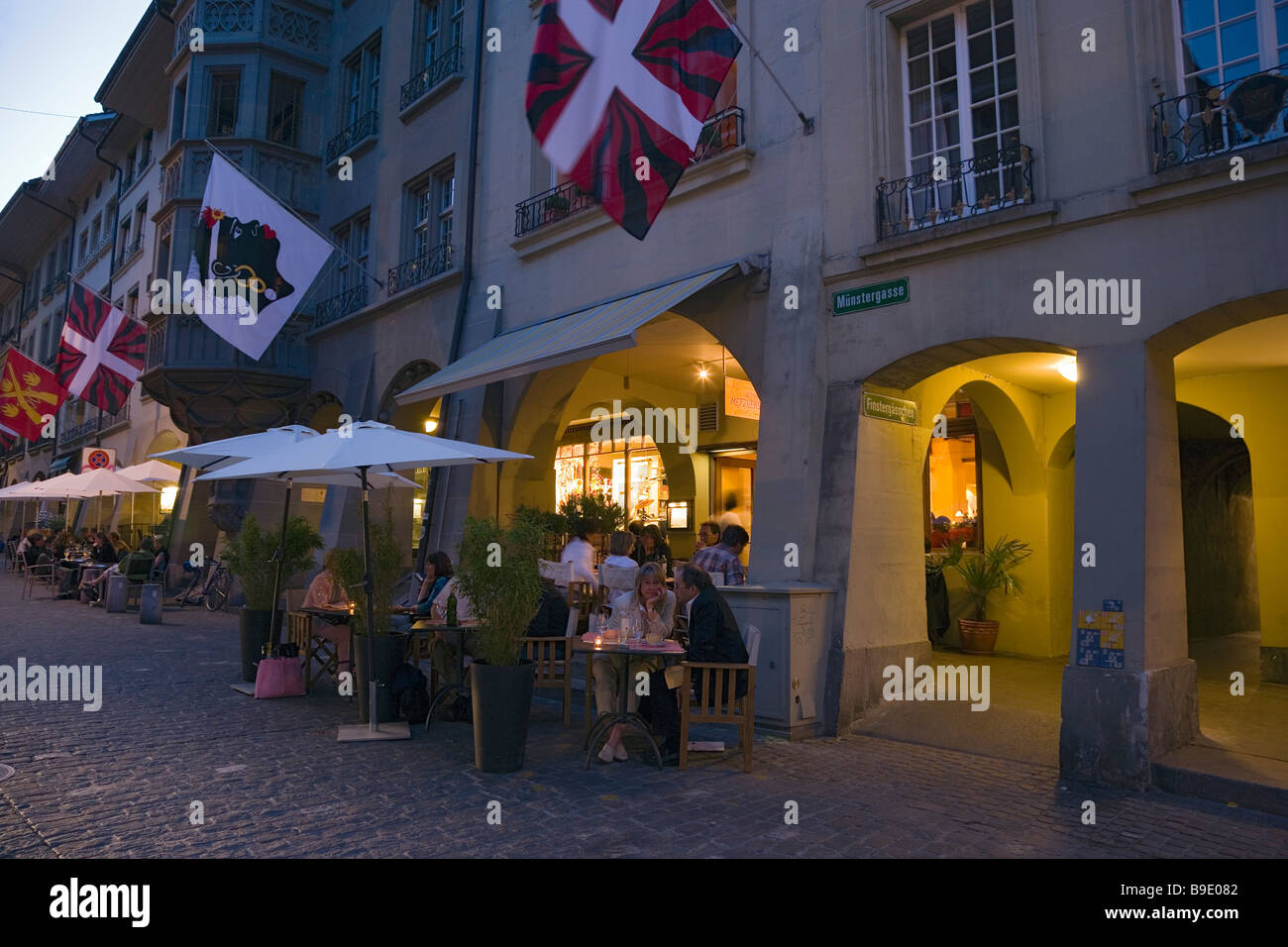Gäste sitzen draußen mehrere Restaurants am Münstergasse am Abend alte Stadt Bern Kanton Bern Schweiz Stockfoto