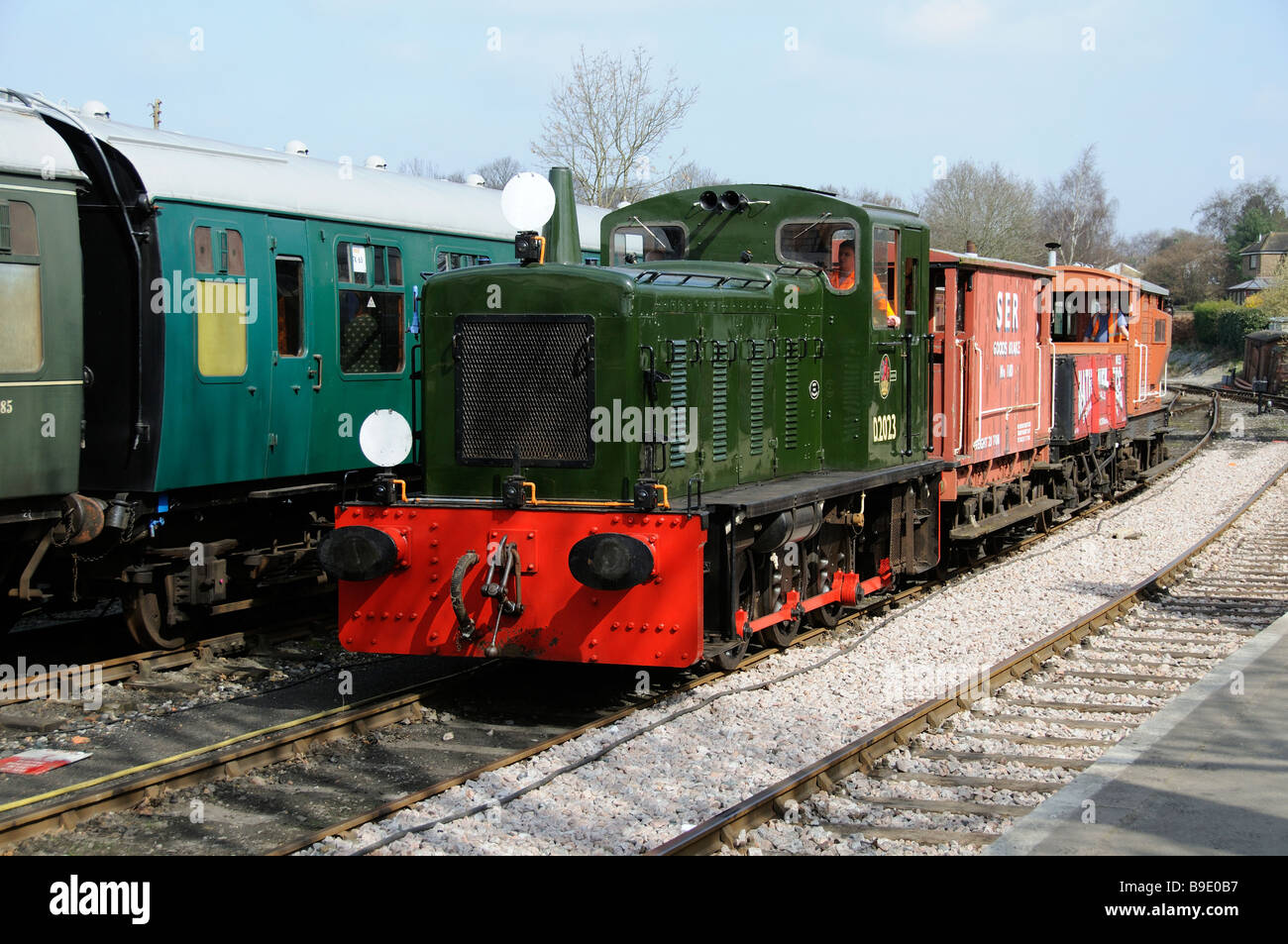 Kent East Sussex Railway ein Diesel Rangierlok Lokomotive D2023 Abfahrt Tenterden Stadt Station East Sussex England UK Stockfoto