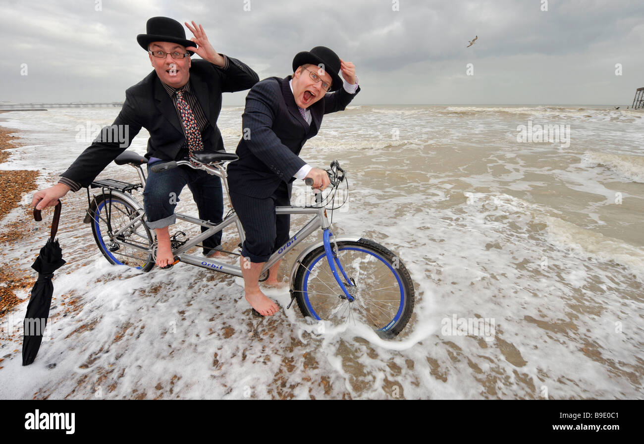 City gents Aufprotzen auf Brighton Beach mit ihrem Tandem vor konkurrierenden in'-Event der Rat Race'. Stockfoto