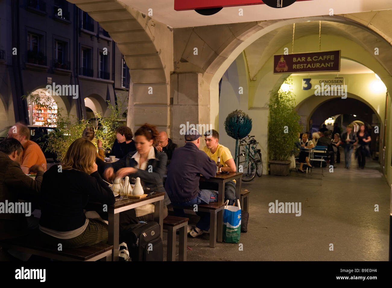 Gäste sitzen vor einem Restaurant am Münstergasse am Abend alte Stadt Bern Kanton Bern Schweiz Stockfoto
