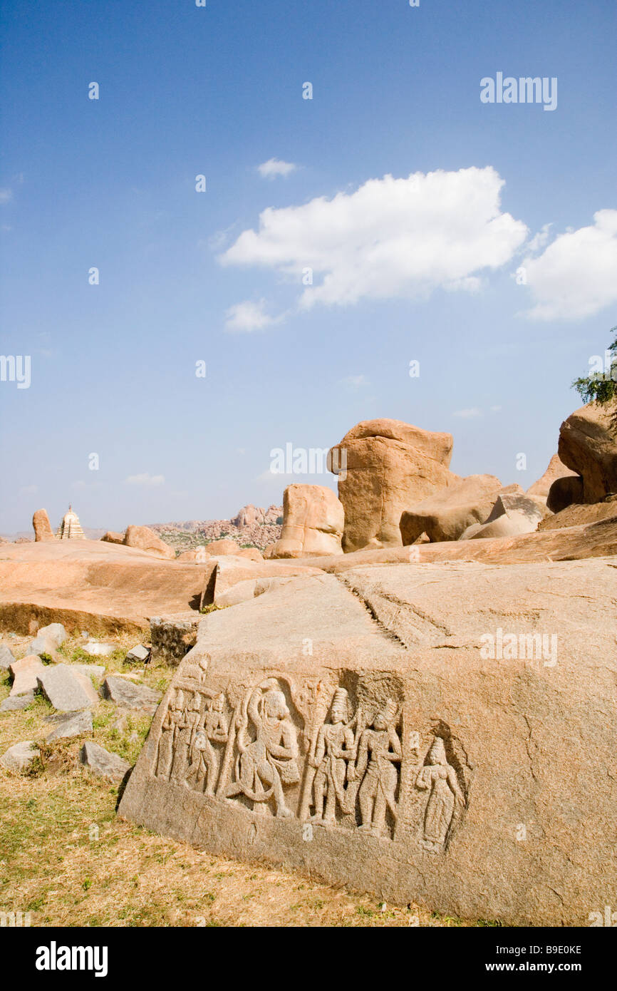 Geschnitzte Reliefs aus dem hinduistischen Epos Ramayana auf einem Felsen, Hampi, Karnataka, Indien Stockfoto