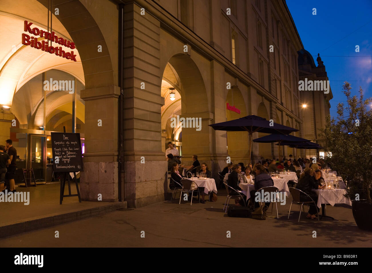 Gäste sitzen außerhalb der Restaurant Kornhaus am Abend alte Stadt Bern Kanton Bern Schweiz Stockfoto