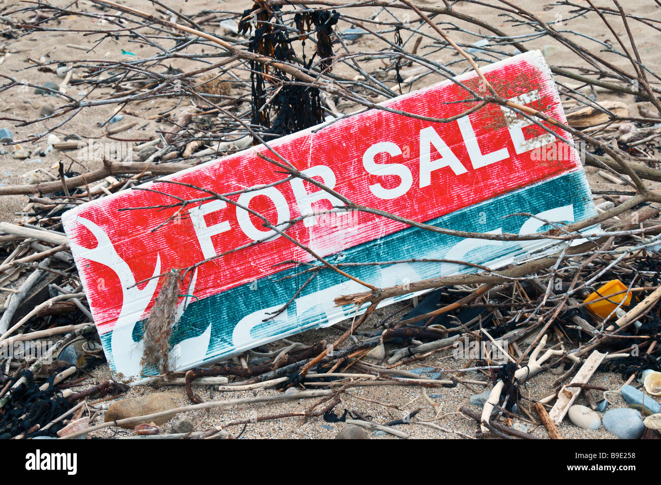 Eine verblasste "For Sale" Schild an eine UK-Strand gespült Stockfoto