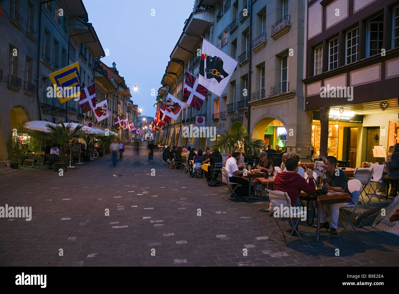 Gäste sitzen draußen mehrere Restaurants am Münstergasse am Abend alte Stadt Bern Kanton Bern Schweiz Stockfoto