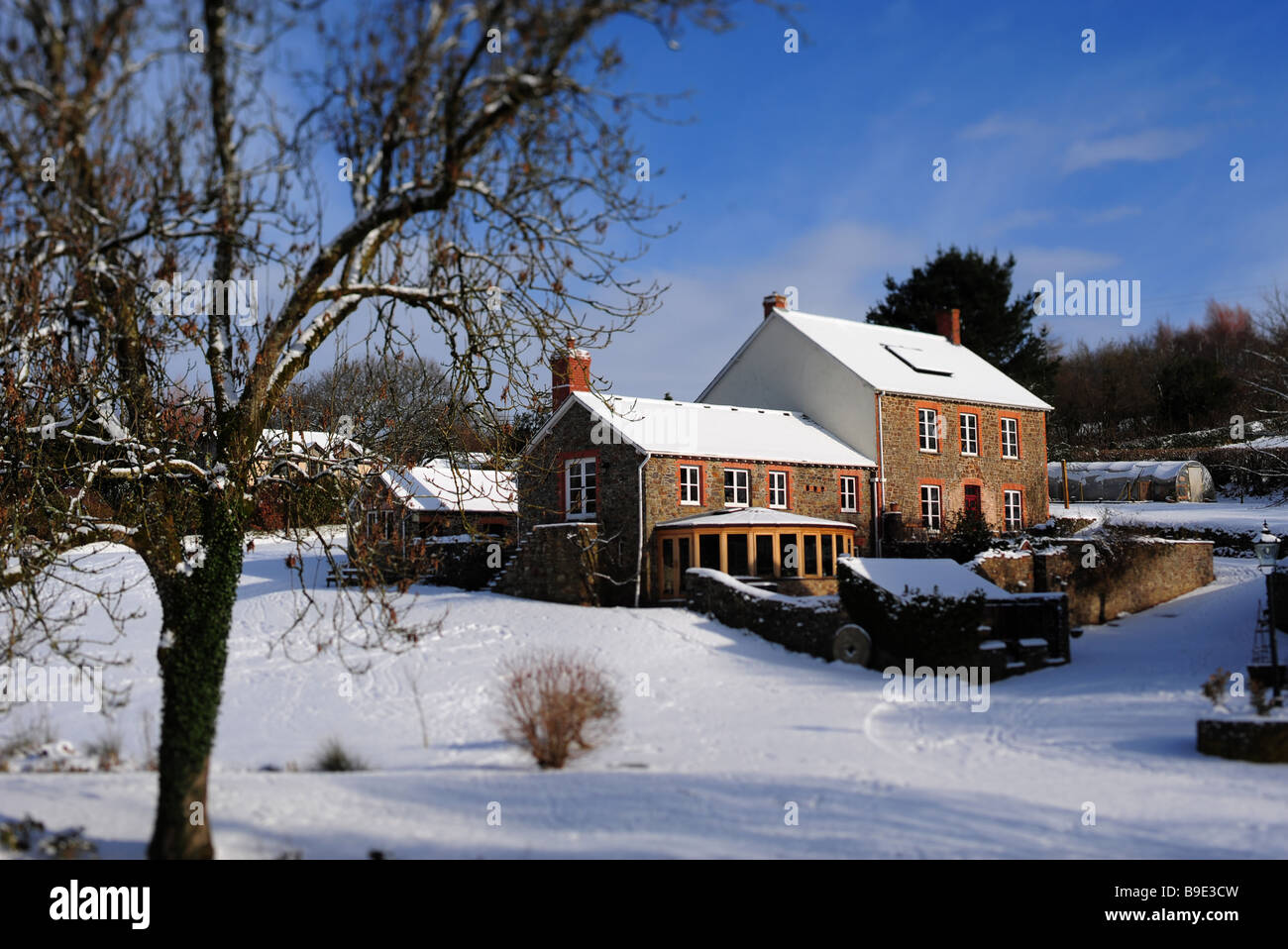 eine schneebedeckte Haus und die Gärten in North Devon, UK Stockfoto
