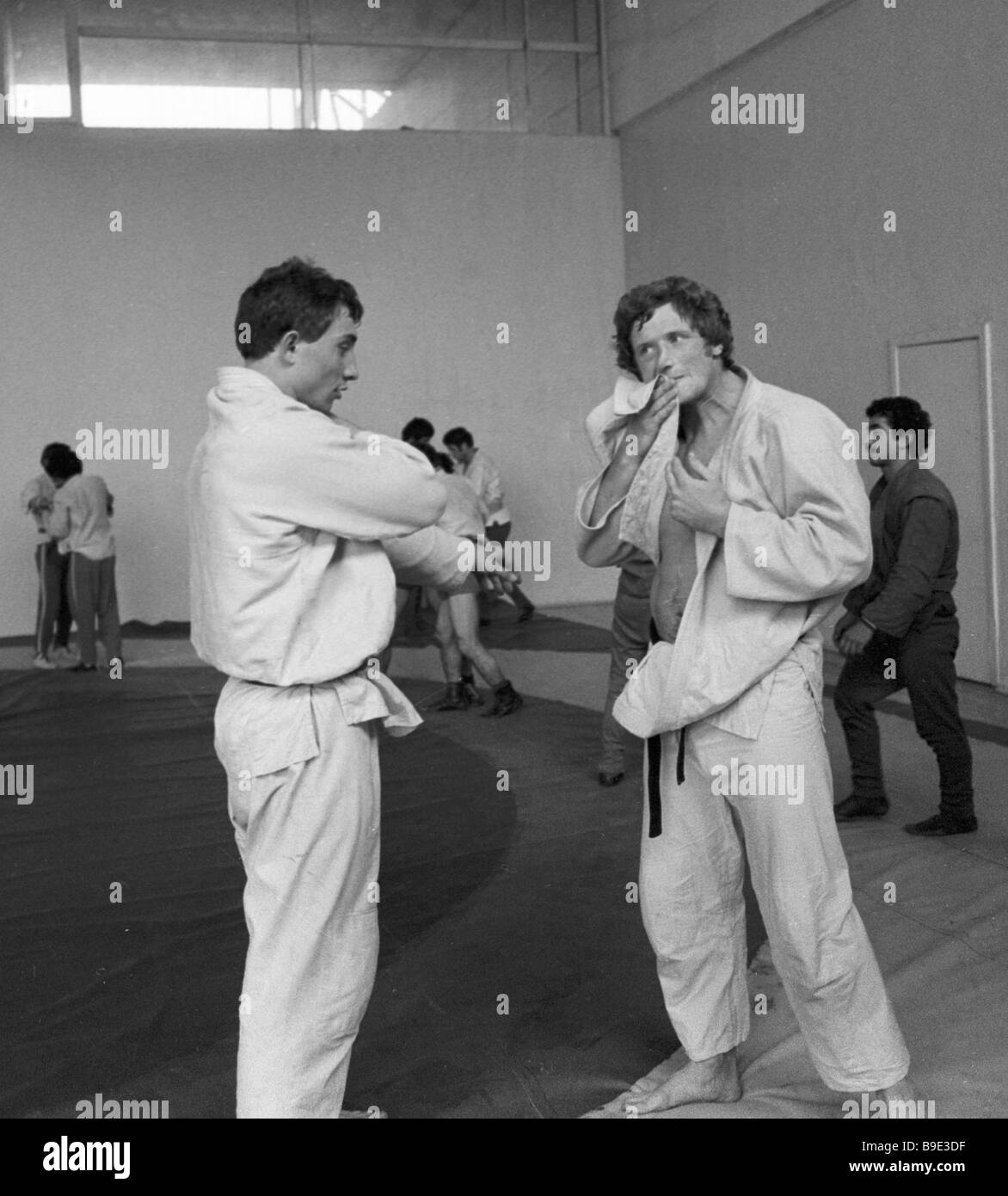 Schwergewichts Judoka Sergei Novikov Rechts Olympiasieger In Montreal Judo Mit Seinem Trainer Anatoly Stankov Links Stockfotografie Alamy