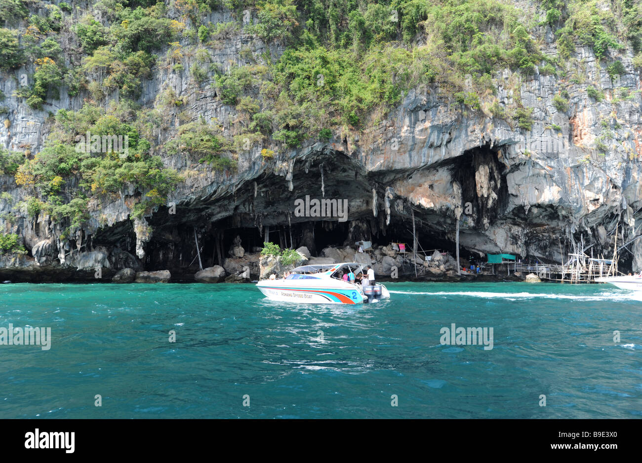 Ausflugsboote in Viking-Höhle auf der Insel Phi Phi Ley vor der Westküste von Phuket Thailands Stockfoto