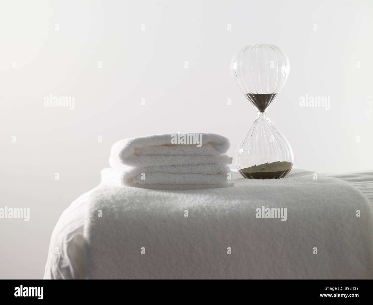 Handtücher auf Massagetisch Stockfoto