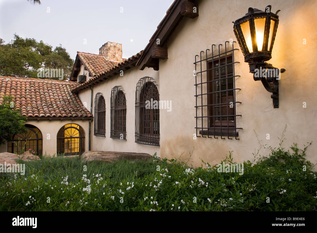 Reihe der Fenster mit schmiedeeisernen grills auf Seite des Haus im spanischen Stil Stockfoto