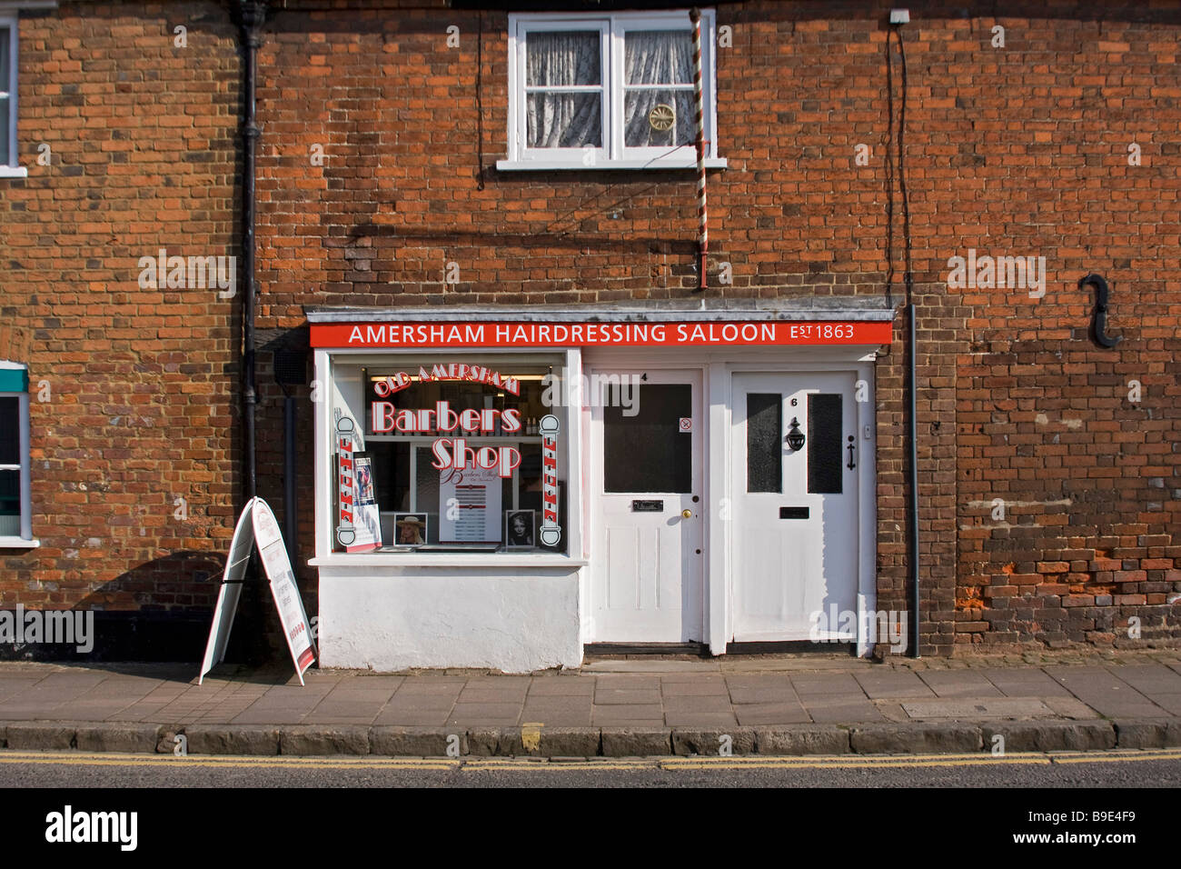 Hairdressers window Fotos und Bildmaterial in hoher Auflösung Alamy