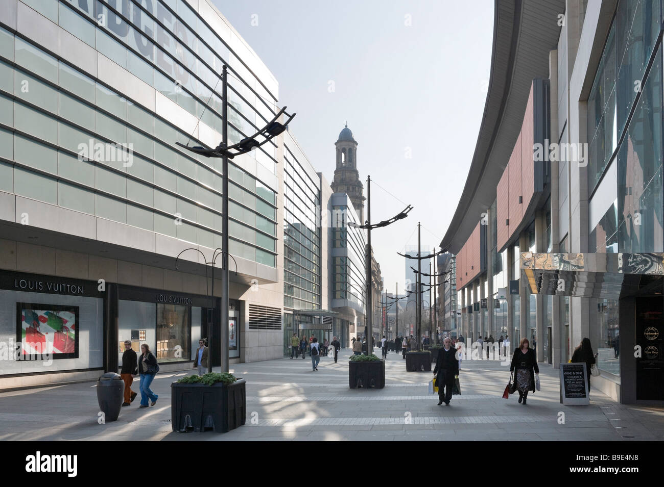 Große Geschäfte und Kaufhäuser auf neue Cathedral Street im Zentrum Stadt, Manchester, England Stockfoto