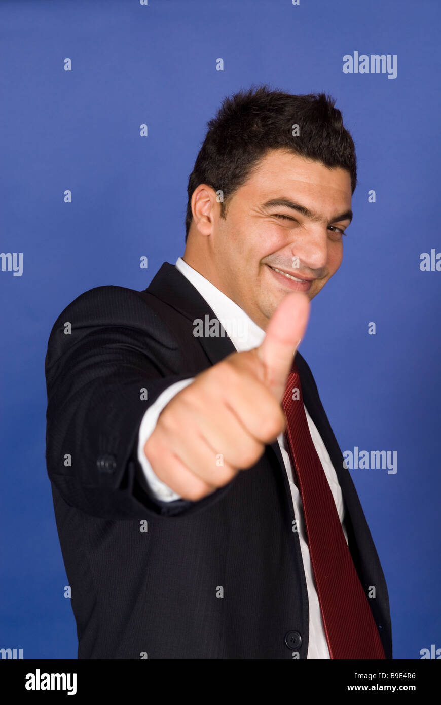 Geschäftsmann, zwinkert und Daumen hoch Stockfoto