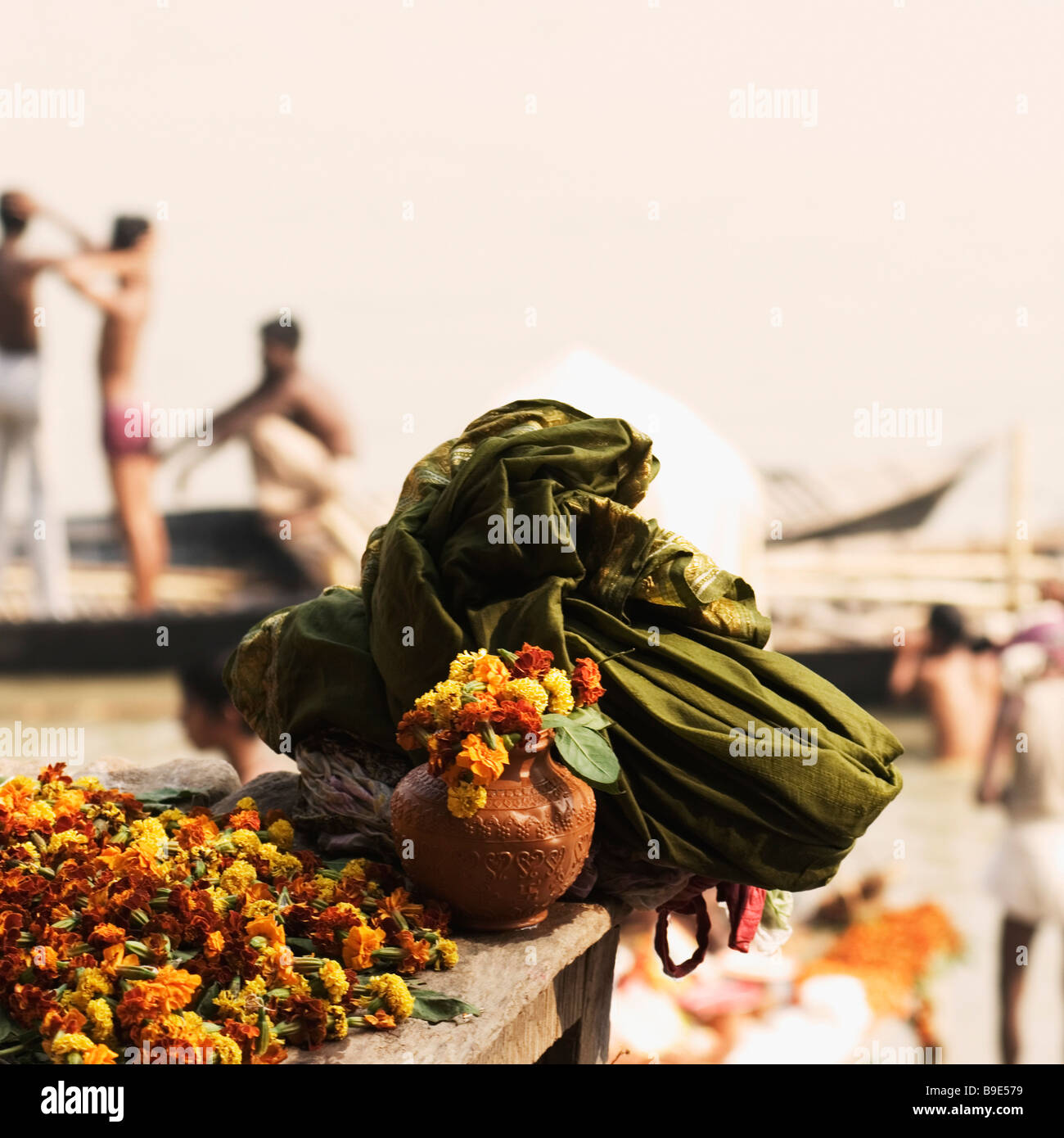 Religiöse Angebot bei einem Ghat, Sonpur, Bihar, Indien Stockfoto