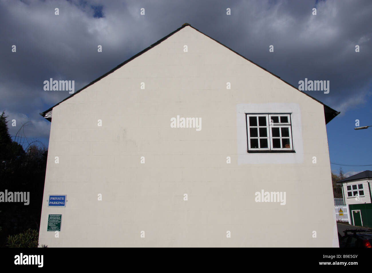 alte Haus Seite Wand Einzelfenster Creme malen Architektur Teston Kent England uk Stockfoto