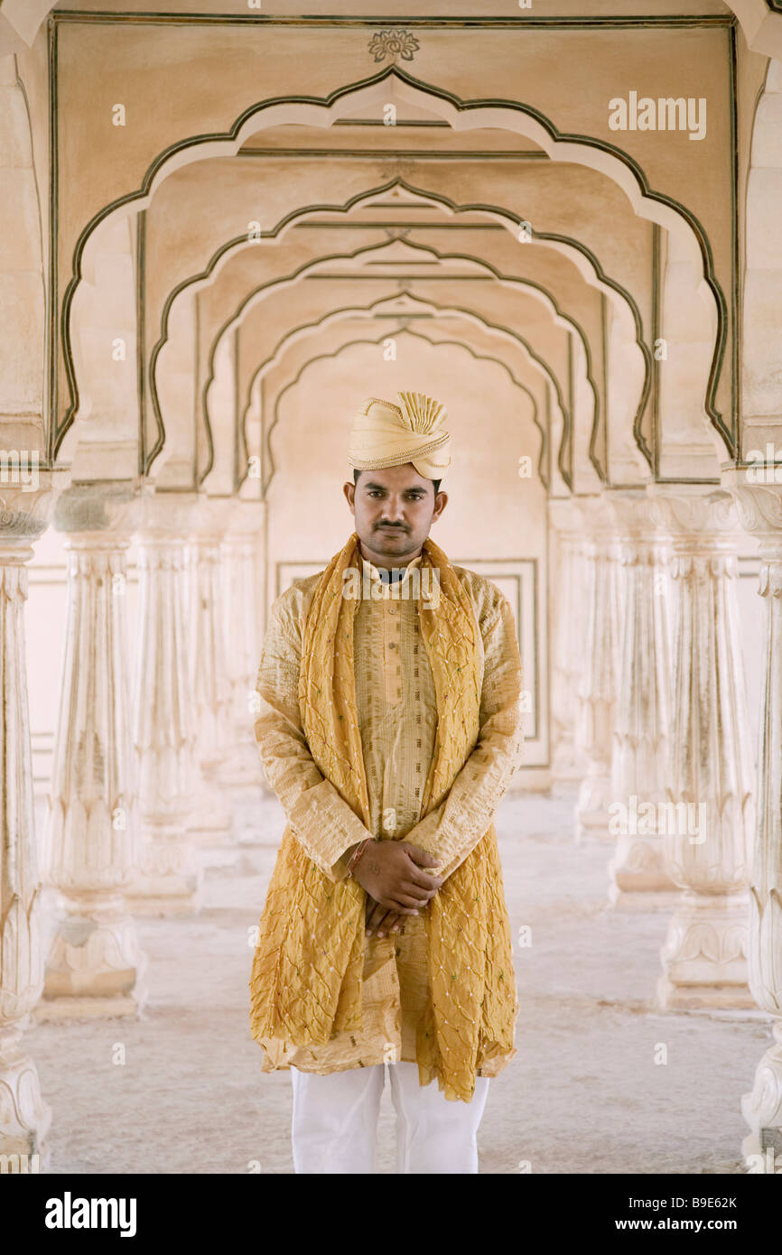 Mann steht in einem Fort Amber Fort, Jaipur, Rajasthan, Indien Stockfoto