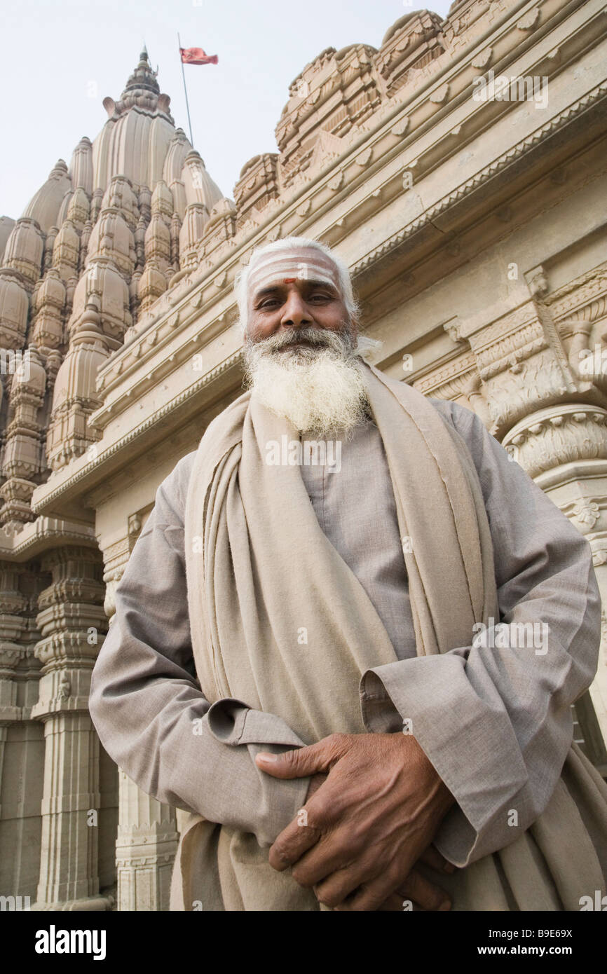 Sadhu stehend in einem Tempel Scindia Ghat, Fluss Ganges, Varanasi, Uttar Pradesh, Indien Stockfoto