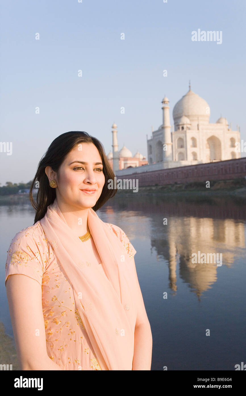 Frau mit einem Mausoleum in den Hintergrund, Taj Mahal, Agra, Uttar Pradesh, Indien Stockfoto