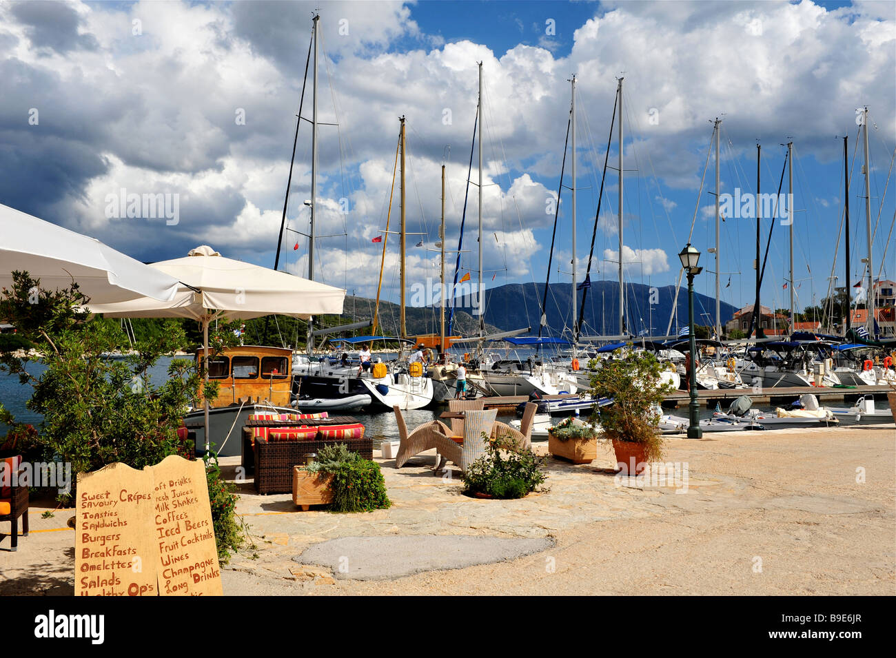 Fiscardo Hafen in der griechischen Ionischen Insel Kefalonia mit einem Sturm nähert sich Stockfoto