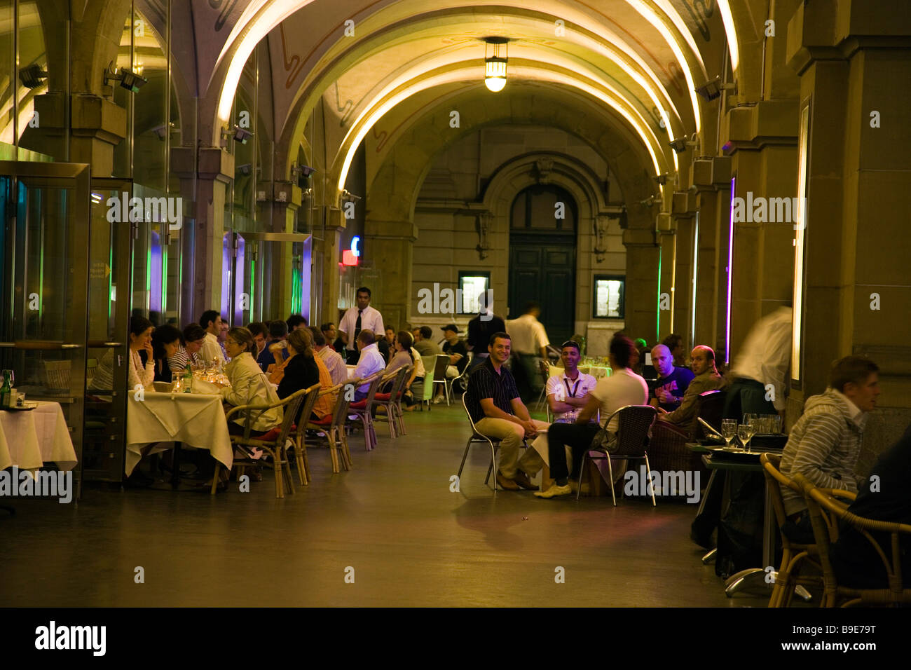 Gäste sitzen unter Arkaden außerhalb der Restaurant Kornhaus am Abend alte Stadt Bern Kanton Bern Schweiz Stockfoto