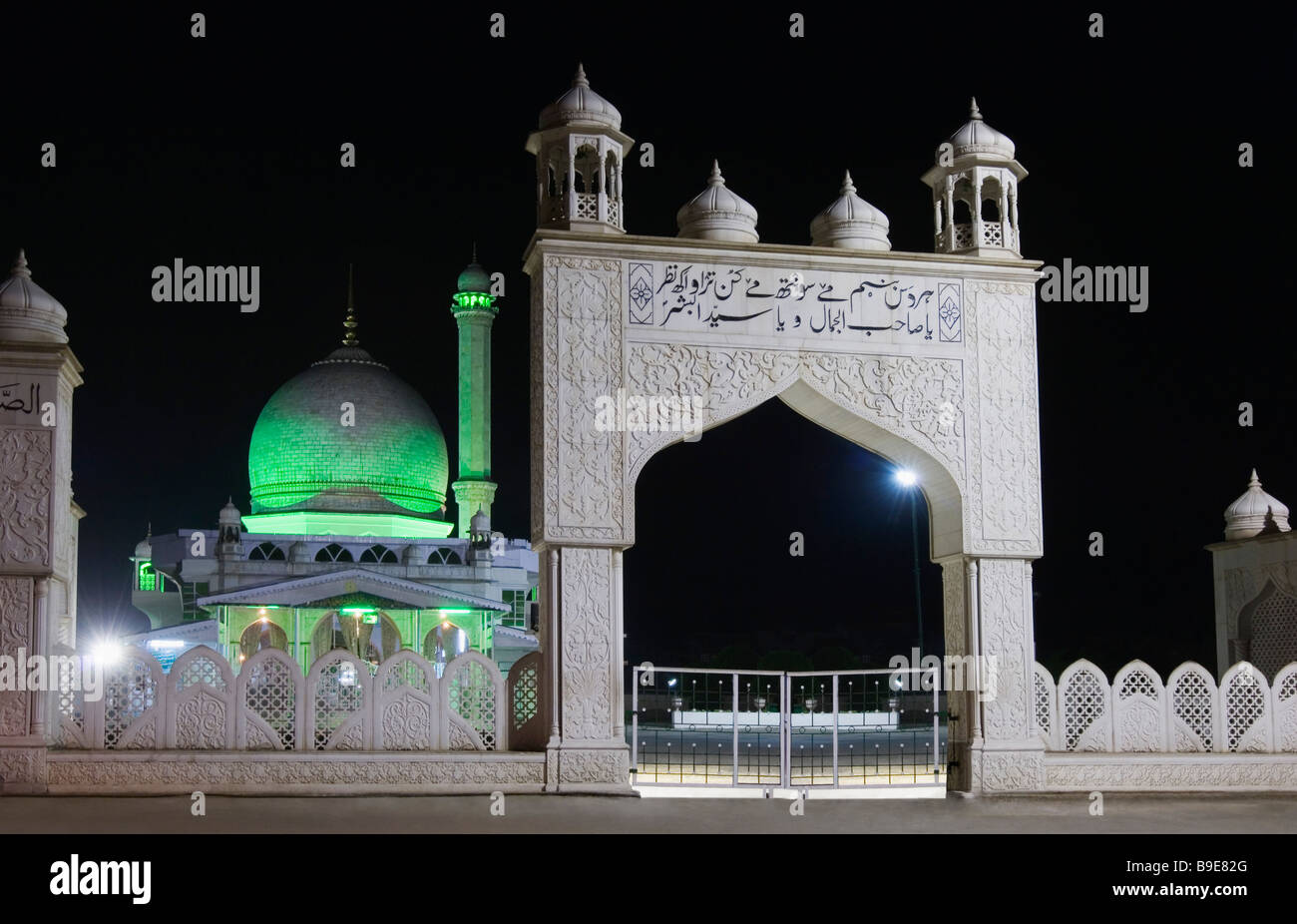 Fassade einer Moschee, Moschee Hazratbal, Dal-See, Srinagar, Jammu und Kaschmir, Indien Stockfoto