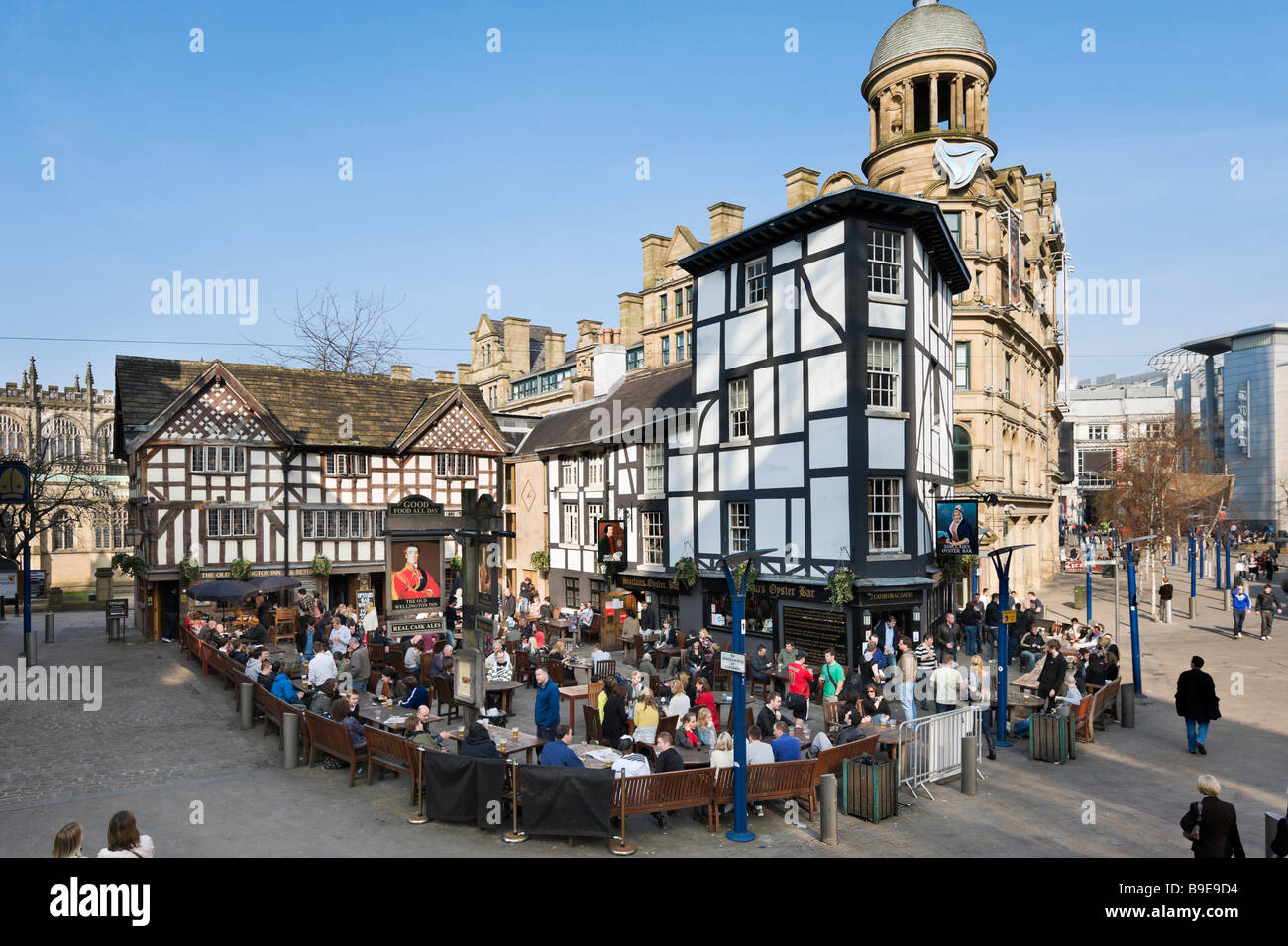 Die alte Wellington Inn und Sinclairs Austernbar, Kathedrale Gates, Exchange Square, Manchester, England Stockfoto
