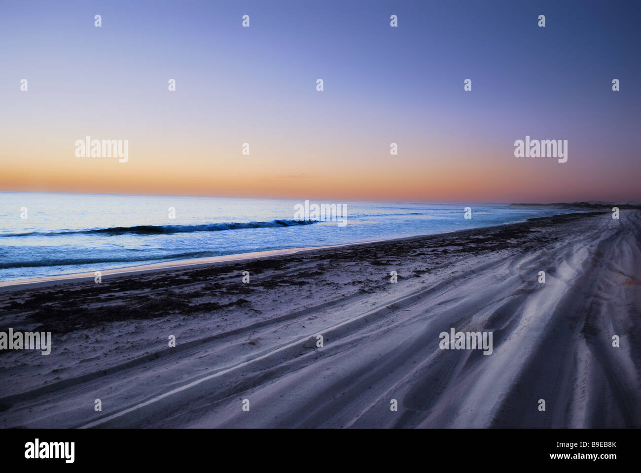 Sonnenuntergang am Strand die untergehende Sonne unten auf der einsamen Insel Strand Stockfoto