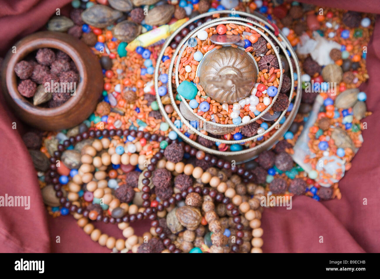 Religiöse Angebot in Containern, Gaya, Bihar, Indien Stockfoto