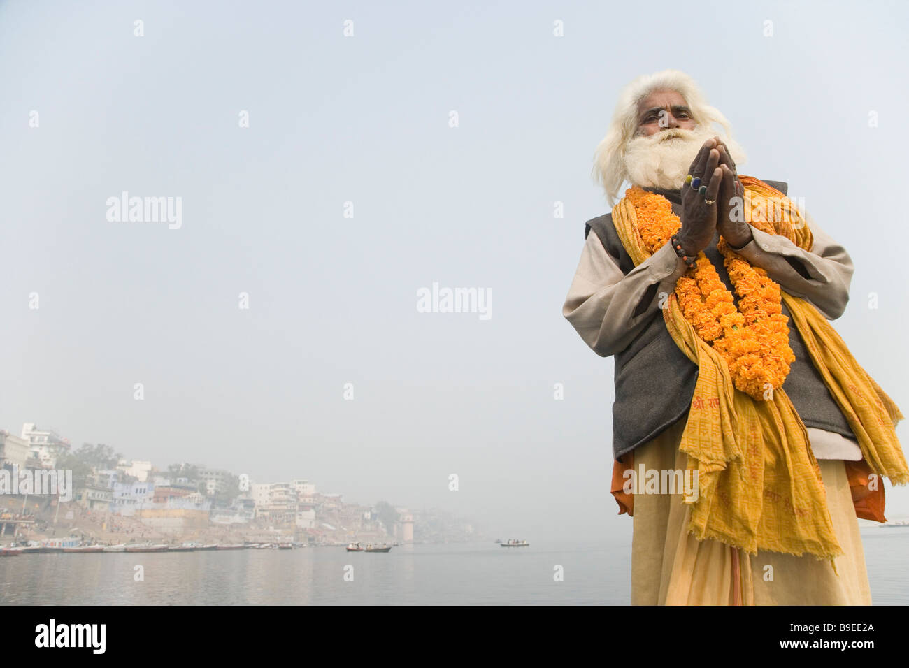Sadhu stehen und beten, Fluss Ganges, Varanasi, Uttar Pradesh, Indien Stockfoto