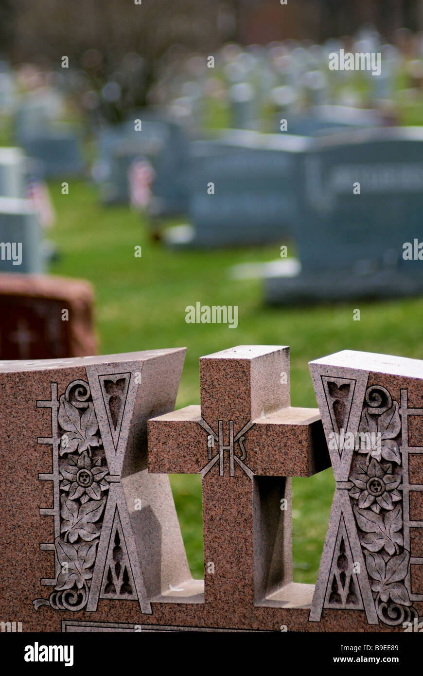 Ein Kreuz auf einem Granit Grabstein in Christus unser Erlöser katholischen Friedhof, Pittsburgh, Pennsylvania. Stockfoto