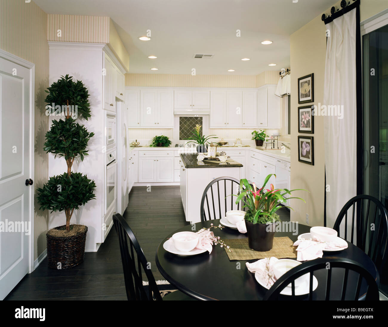 Weiße Küche mit Essbereich Stockfoto