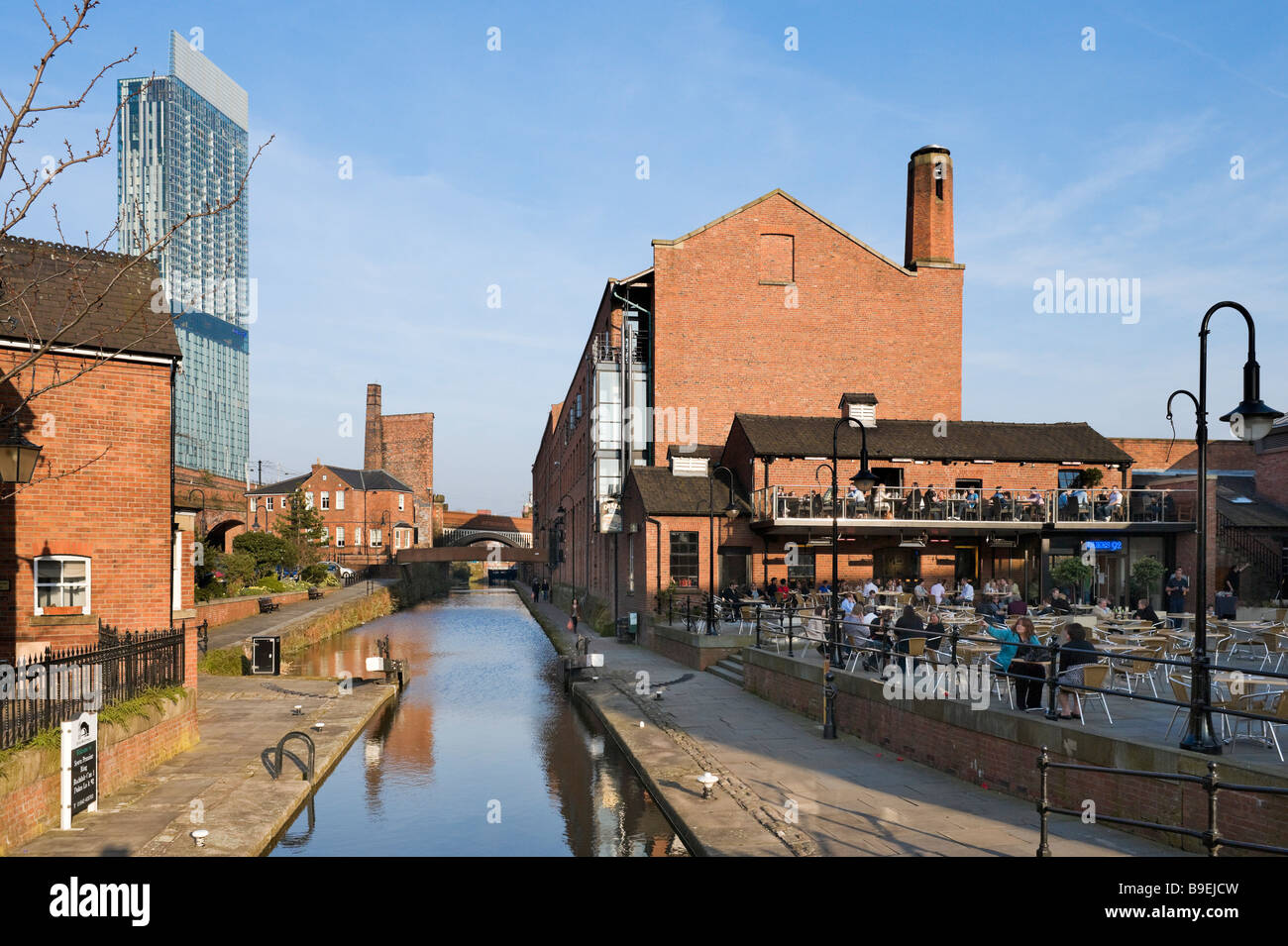 Cafe und Bar im sanierten Canalside Bereich Castlefield mit dem Beameth-Turm in der Ferne, Manchester, England Stockfoto