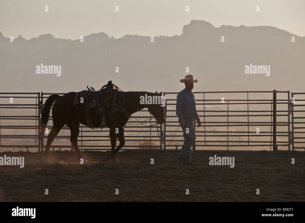 Silhouette Cowboy und Pferd Golden Valley Kingman Arizona USA Stockfoto