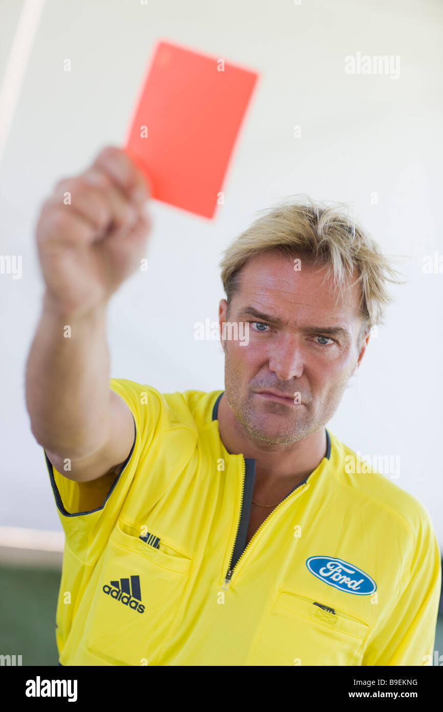 Schiedsrichter Anders Frisk zeigt die rote Karte. Stockfoto Schiedsrichter Anders Frisk zeigt die rote Karte. Stockfoto