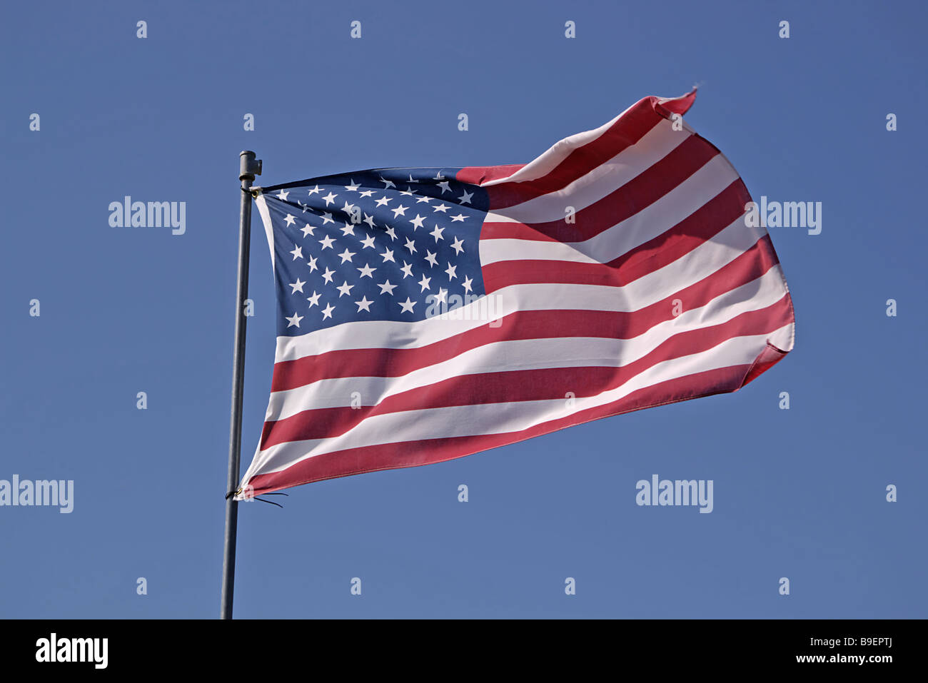 US-Flagge gegen blauen Himmel Stockfoto