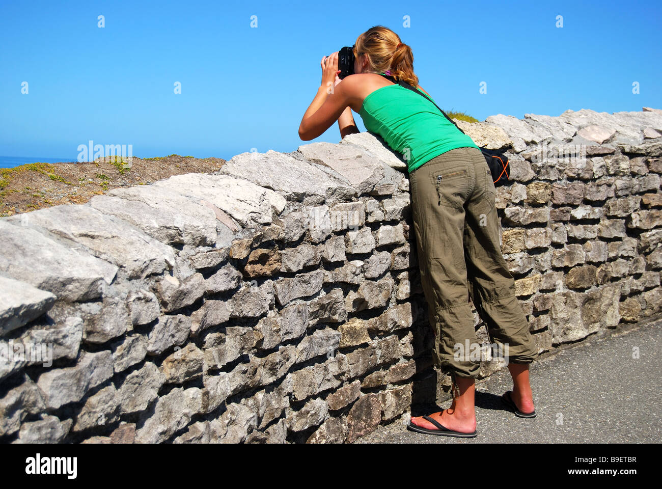 Junge Fotografin, Pancake Rocks, Punakaiki, Paparoa National Park, West Coast Region, Südinsel, Neuseeland Stockfoto